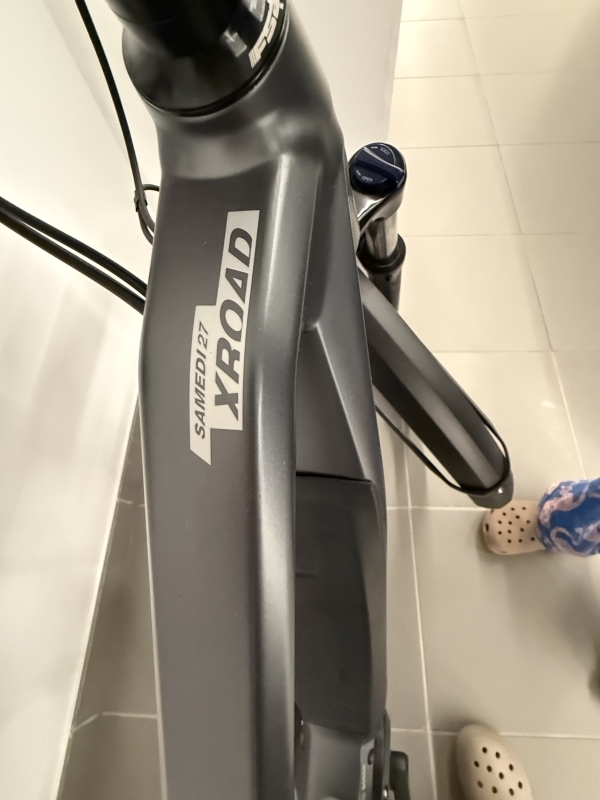 BICICLETA ELÉCTRICA MOUSTACHE SAMEDI 27 XROAD, prácticamente nueva, ¡hay que verla!