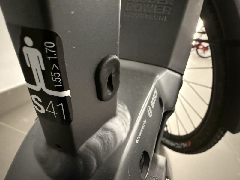 BICICLETA ELÉCTRICA MOUSTACHE SAMEDI 27 XROAD, prácticamente nueva, ¡hay que verla!